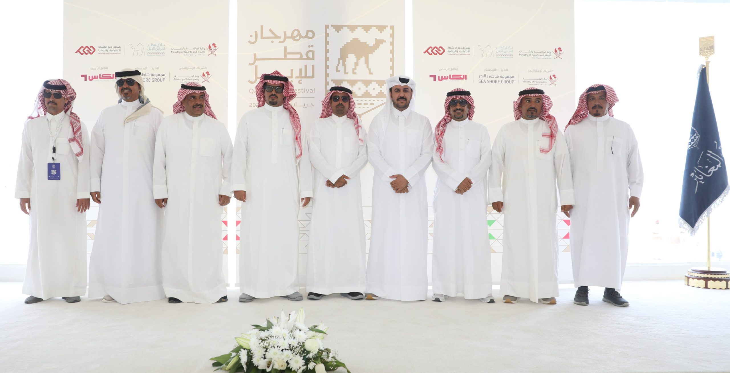 اللجنة المنظمة لمهرجان قطر للإبل تكرم لجان التحكيم والتشبيه لفئة المغاتير