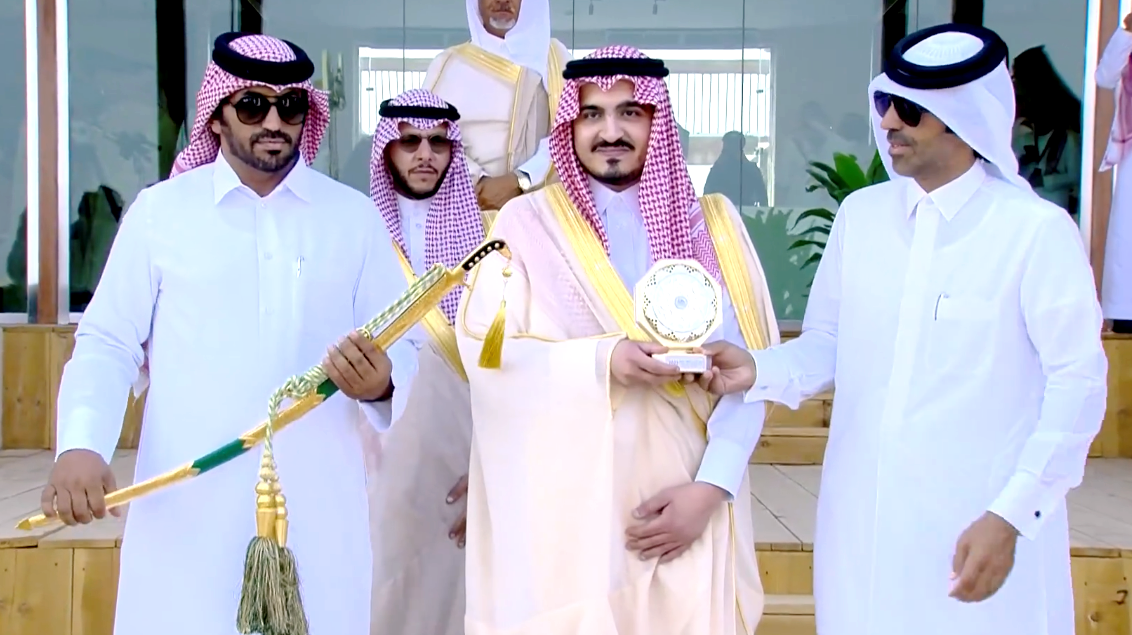 الهجن القطرية تتألق في ميدان الطائف
