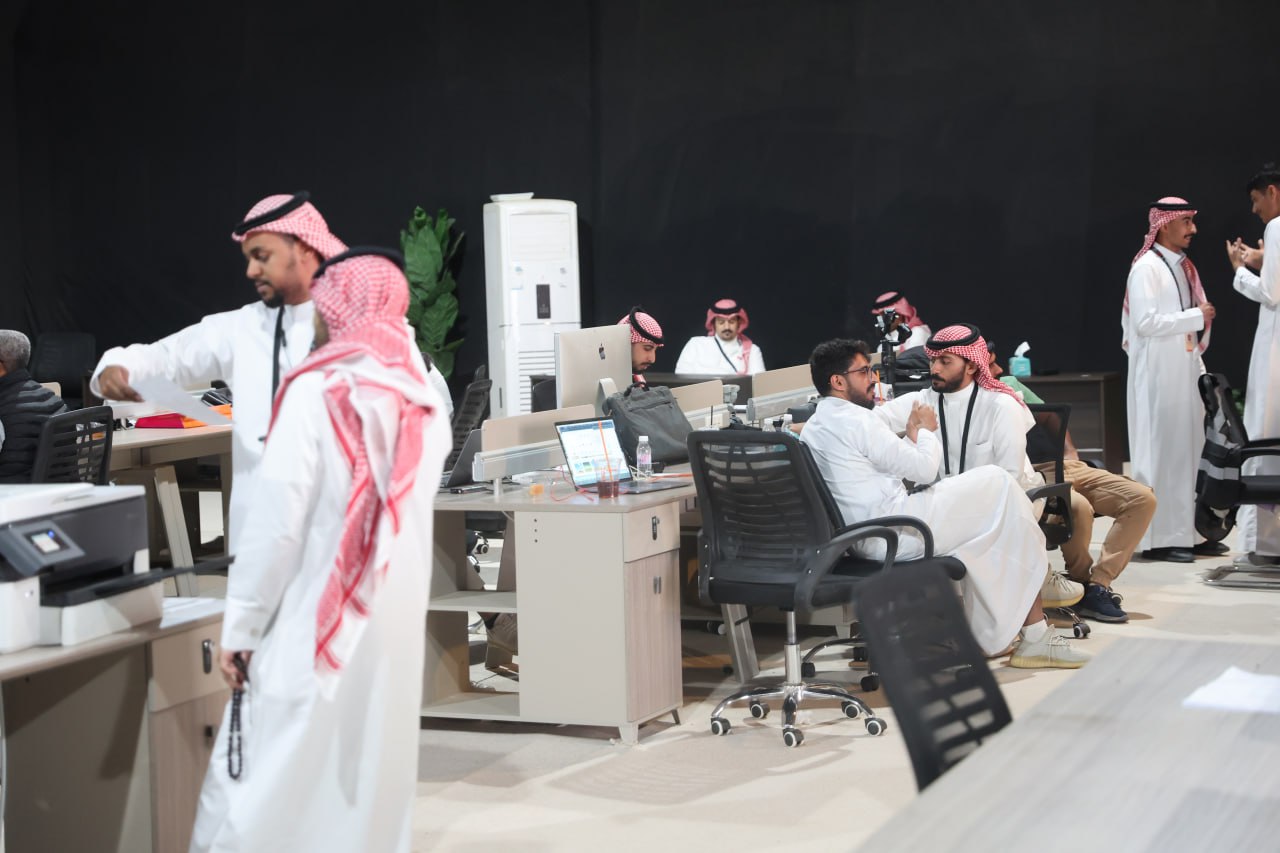 خلية نحل على مدار الساعة بالمركز الإعلامي لمهرجان سمو ولي العهد بالطائف